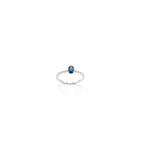 Anillo de Zafiro Azul y Diamantes en Oro Blanco